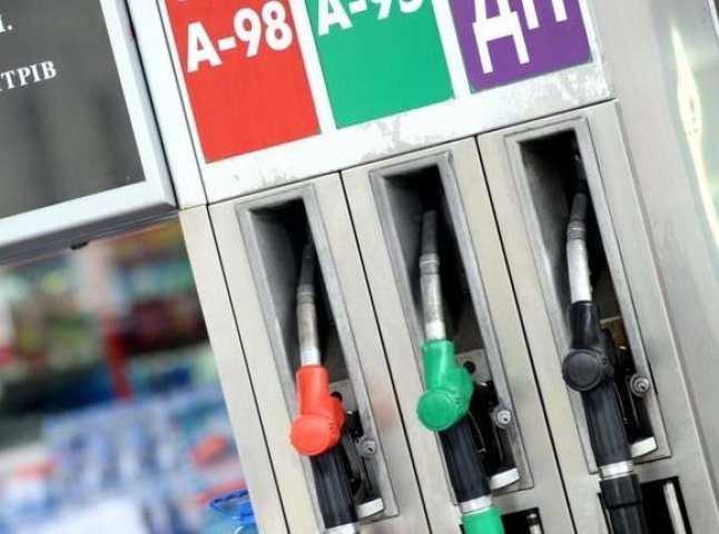 Бензин дешевшає в Україні вже другий тиждень поспіль