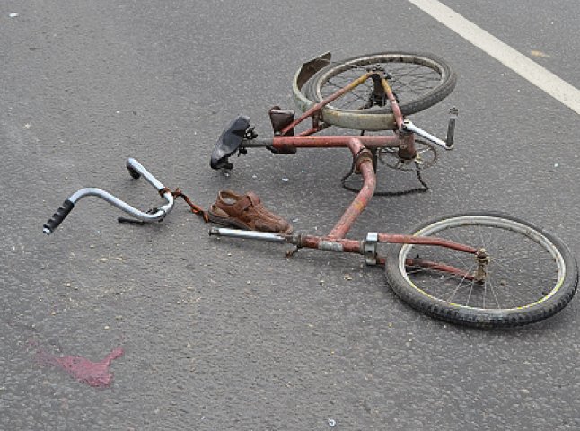 Берегівські поліцейські знайшли водія "BMW", який збив велосипедистку і втік