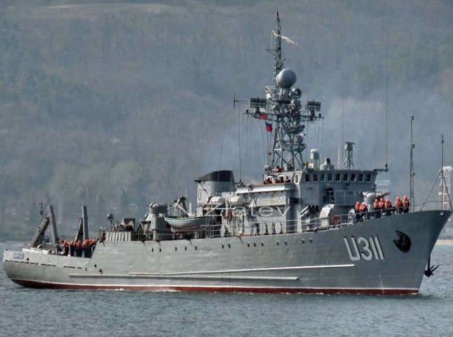 Російські окупанти штурмують морський тральщик "Черкаси", який єдиний з усіх кораблів у Криму залишився з українським прапором