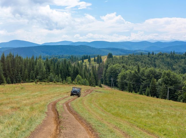 На Закарпатті думають, як розв’язати проблему джипінгу в Карпатах