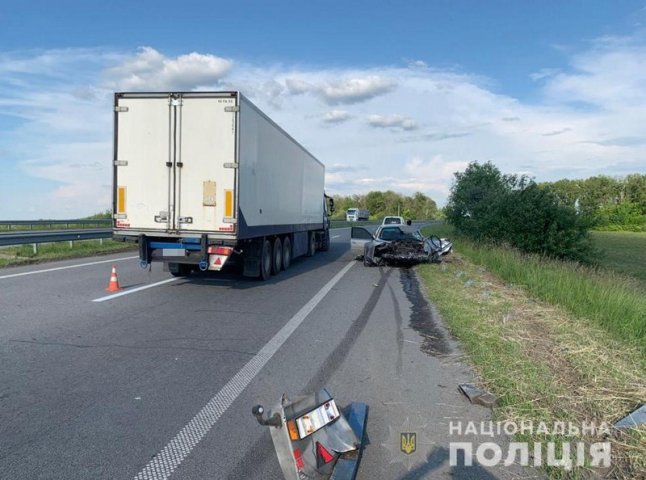 Закарпатець на BMW врізався у вантажівку на трасі Київ-Чоп