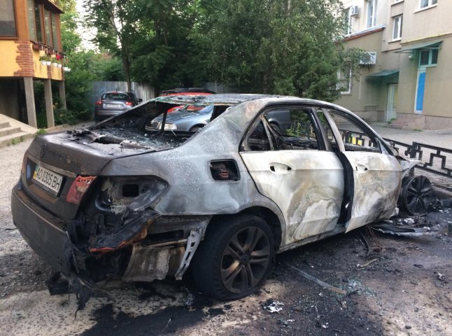 Автомобіль, який згорів вранці, належить ужгородському чиновнику