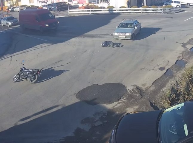 Мотоцикліст опинився на капоті авто: опубліковано відео