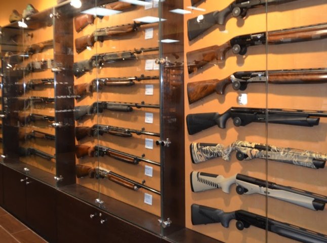 Невідомі пограбували магазин зброї у Мукачеві