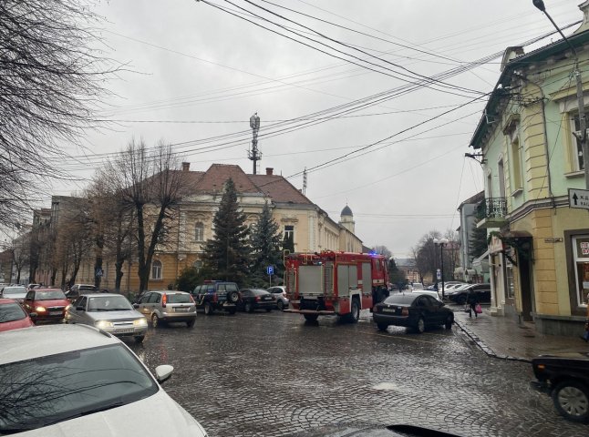 Рятувальники, правоохоронці і вибухотехніки: що відбувається зранку у центрі Мукачева
