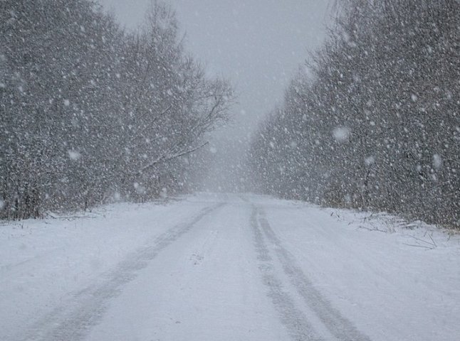 Через сильні снігопади на одному з перевалів Закарпаття обмежили рух
