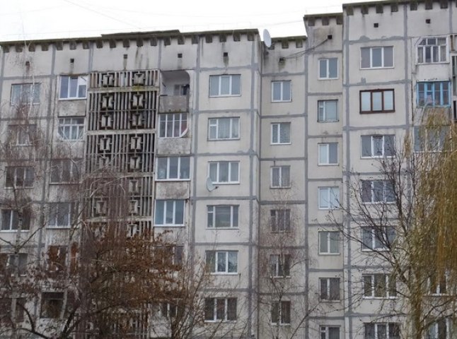 В Ужгороді місто зняло зі свого балансу кілька будинків