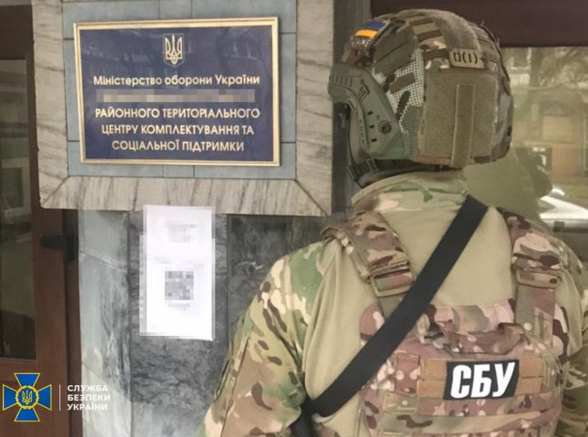 На Закарпатті викрили злочинну групу, яка за хабарі «списувала» ухилянтів із військового обліку