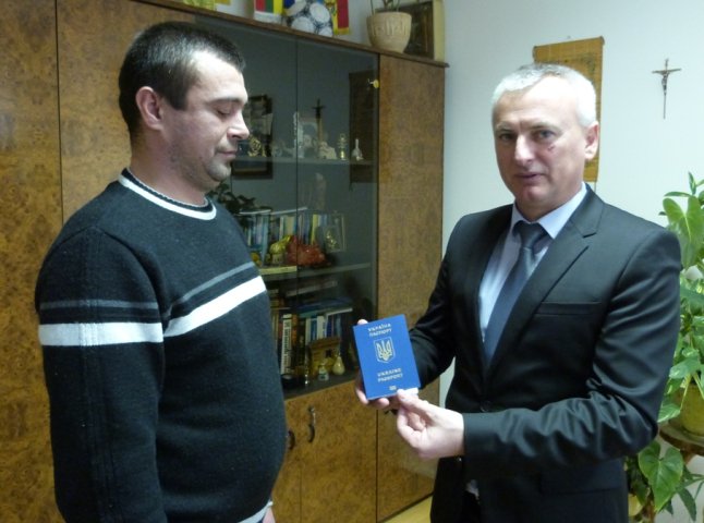 Житель Мукачівщини став першим закарпатцем, який отримав біометричний паспорт