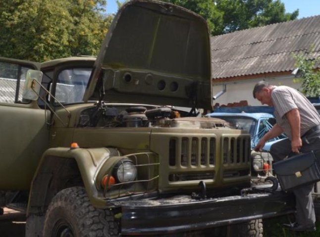 Тячівські вірники подарували військовим позашляховик (ФОТО)