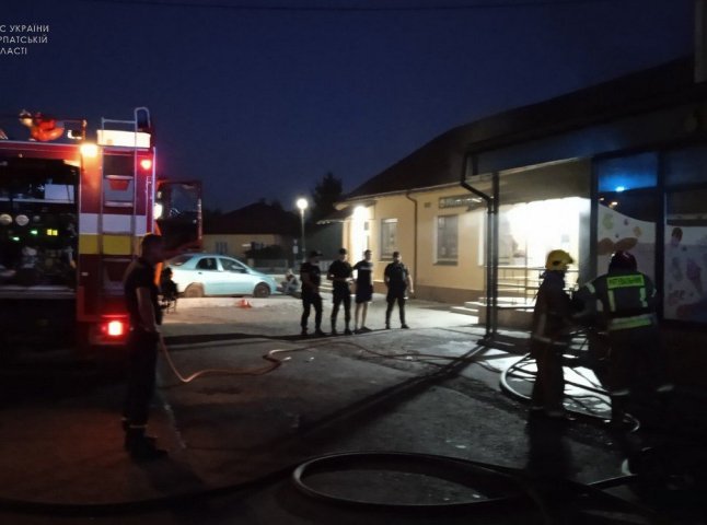 В одному з сіл Закарпаття трапилась пожежа в магазині: перші подробиці та фото