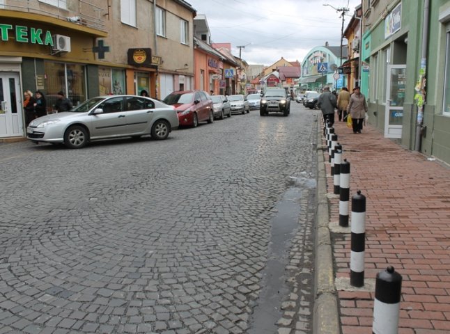 На вулицях Мукачева встановлять чергові шість "лежачих поліцейських"