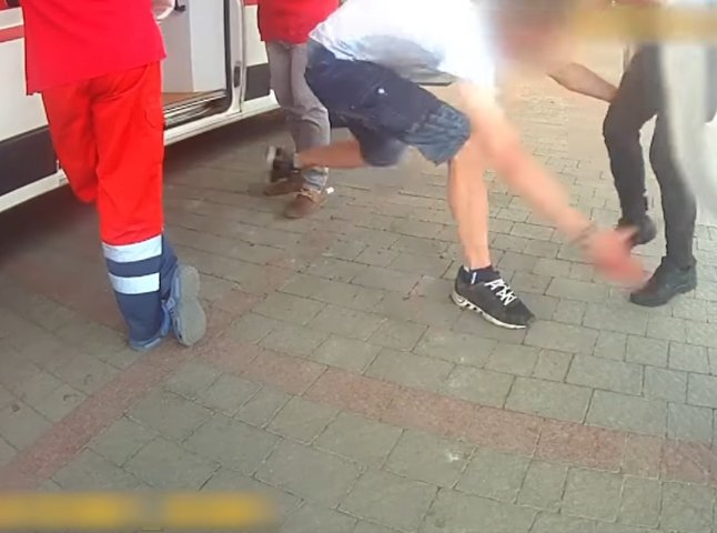 П’яний чоловік накинувся на поліцейських: опубліковане відео
