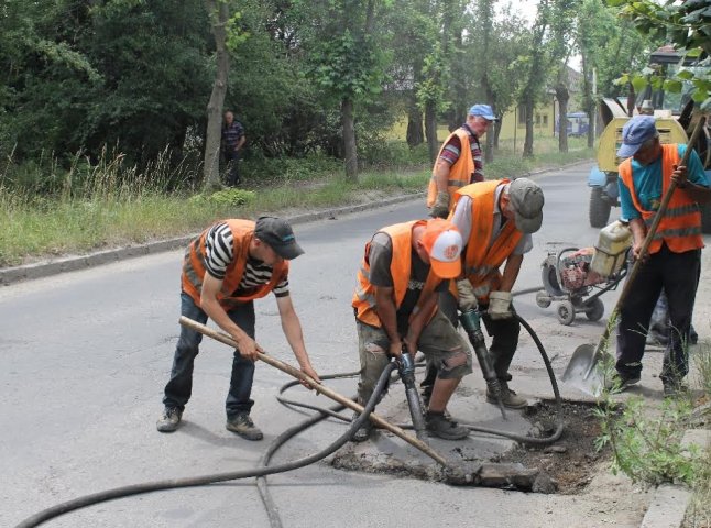 На двох вулицях Ужгорода дорожники розпочали ямковий ремонт