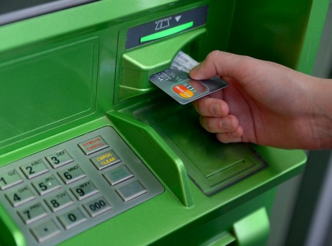 Будьте обережні: шахраї знайшли нову схему з банківським картками