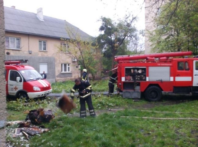 У Мукачеві під час пожежі ледь не згоріли двоє містян