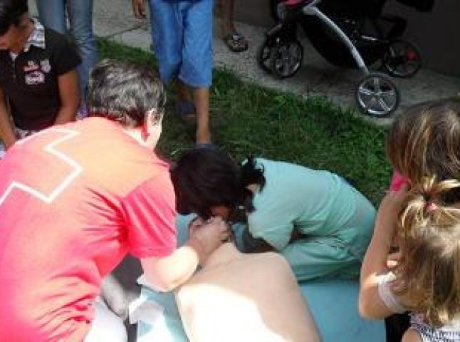Працівники Червоного Хреста навчають біженців надавати першу медичну допомогу