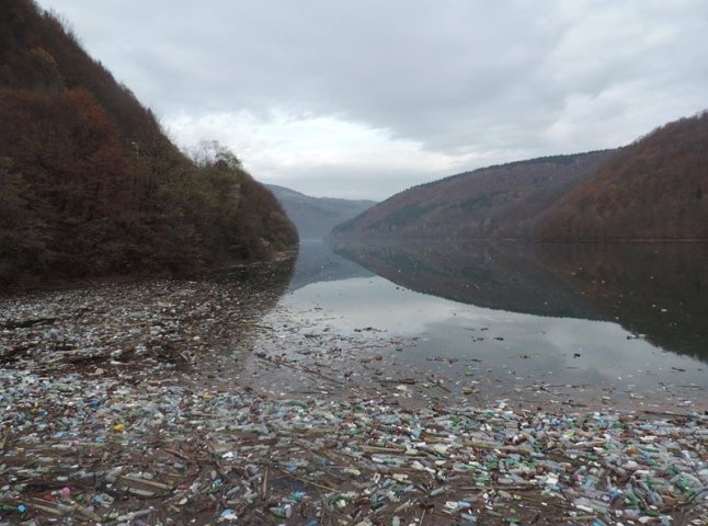 Мережу шокували фото звалища сміття на річці Теребля (ФОТО)