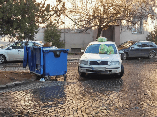 В Ужгороді невідомі провчили "героя парковки", поставивши пакети зі сміттям на автомобіль