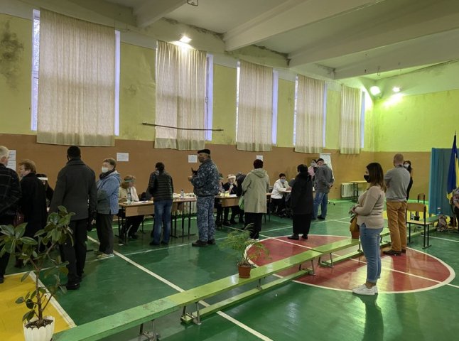 Як стартувало голосування у Мукачеві: перші фото та відео