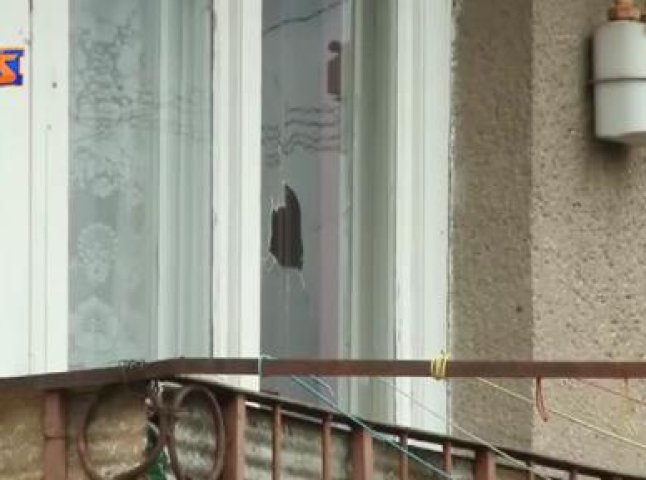 Небезпечні ігри: на вулиці Мєндєлєєва у Мукачеві підлітки кидають каміння у вікна 