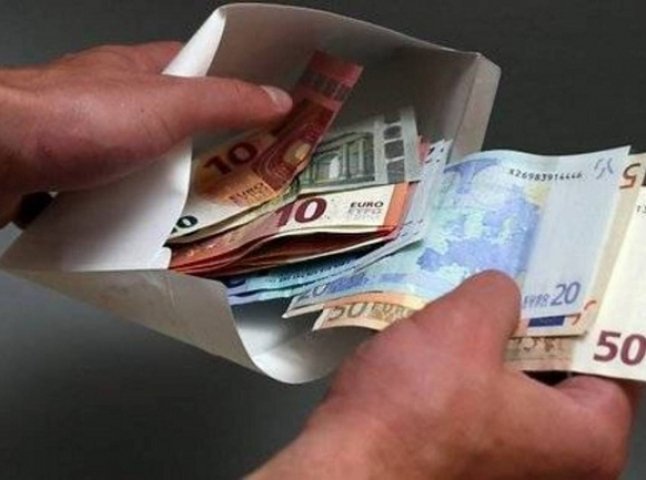 Засуджено чоловіка, який за 1000 євро хабаря намагався виїхати за кордон