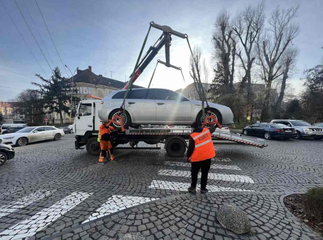 В Ужгороді з наступного тижня евакуатор забиратиме авто, припарковані з порушенням ПДР