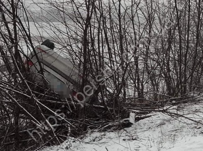 Авто злетіло з дороги і перекинулось: на Ужгородщині сталась аварія