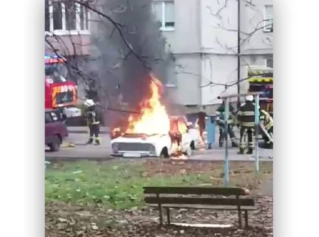 У Мукачеві горіло авто: очевидці зняли відео палаючої автівки