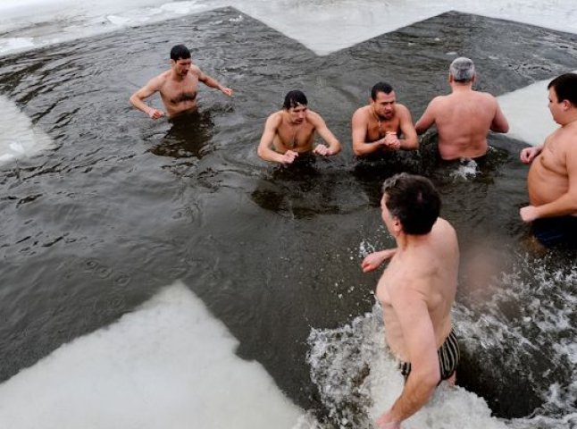 Мукачівські рятувальники дали поради, як уберегтися від переохолодження під час хрещенського купання