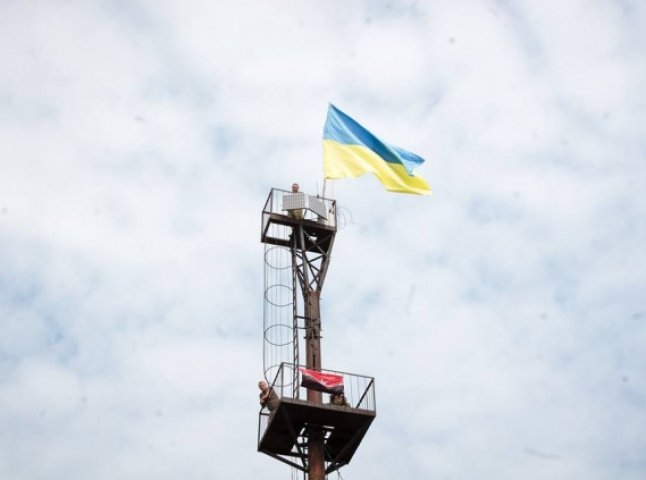 Біля кордону зі Словаччиною на старій радіовежі закарпатці встановили прапор України