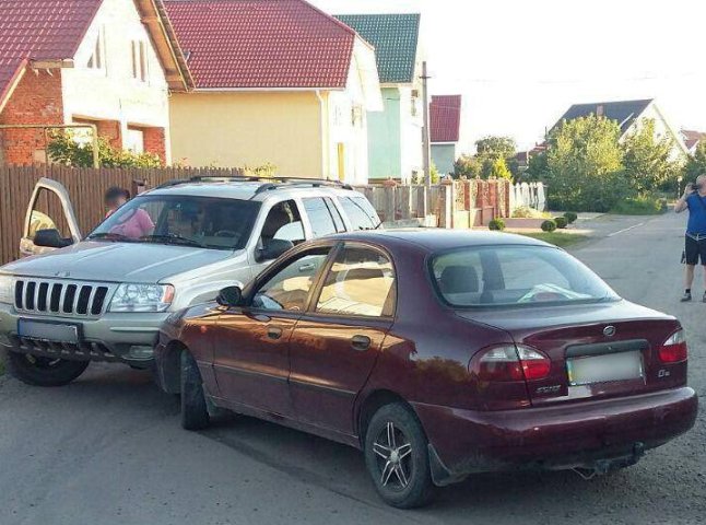 В Ужгороді п’яний водій тікав на своєму авто від поліції, але врізався у джип
