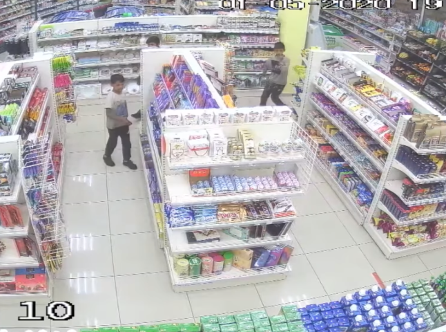 В Ужгороді камери зафіксували пограбування магазину, — соцмережі