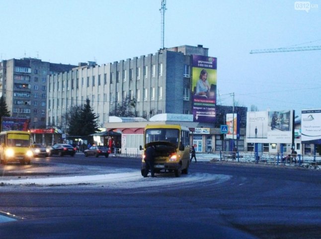 В Ужгороді аварійна маршрутка "заглохла" посеред дороги