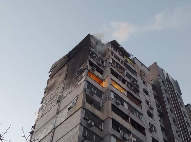 Над Києвом збили ворожу ракету, але її уламки пошкодили будинок