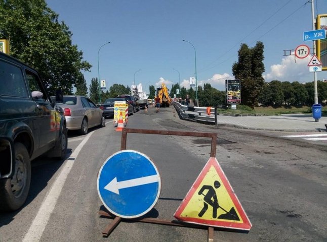 В Ужгороді ремонтують транспортний міст Масарика. Утворилися затори