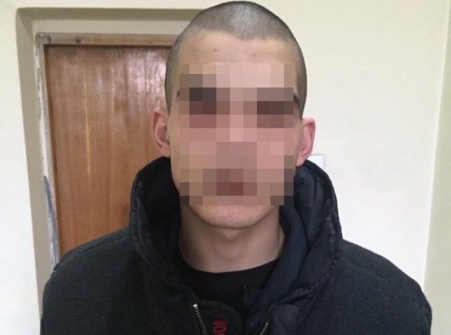 Пограбування в Мукачеві: хлопець поцупив ноутбук, закордонний паспорт та інші документи