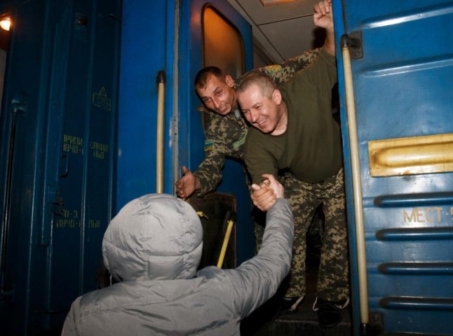 У Чопі тепло зустріли прикордонників, які повернулись із зони АТО (ФОТО)