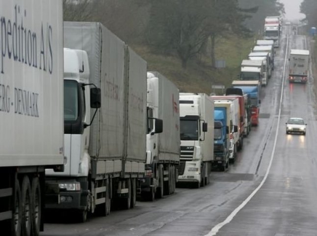 На кордоні з Румунією утворилась черга з вантажних автомобілів