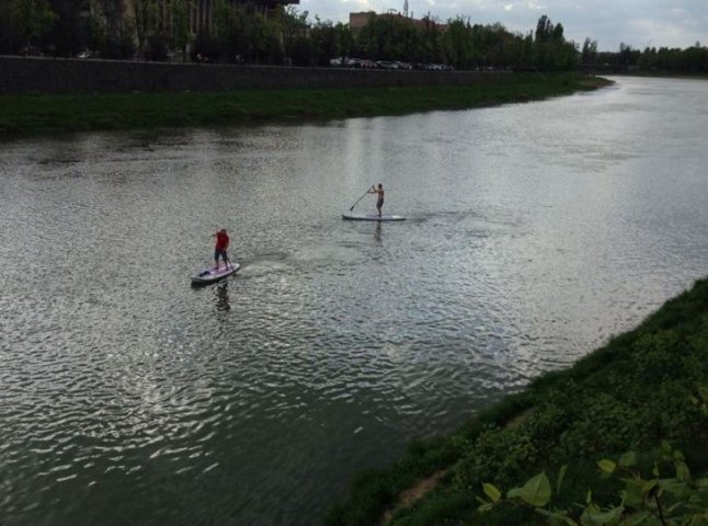 На річці Уж двоє осіб влаштували "водну виставу" 
