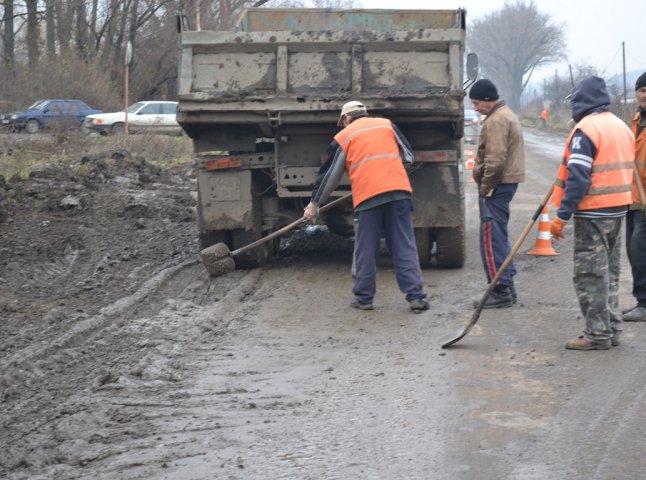 На Берегівщині триває ремонт дороги до Виноградова