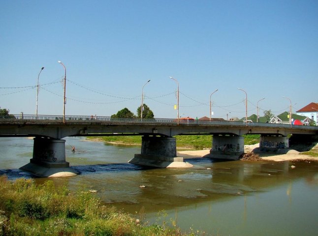 У Мукачеві після сварки з хлопцем дівчина стрибнула з мосту