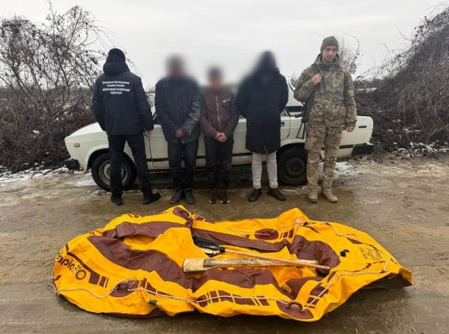 Чоловіка, який переправляв військовозобов’язаних за кордон, затримали на гарячому