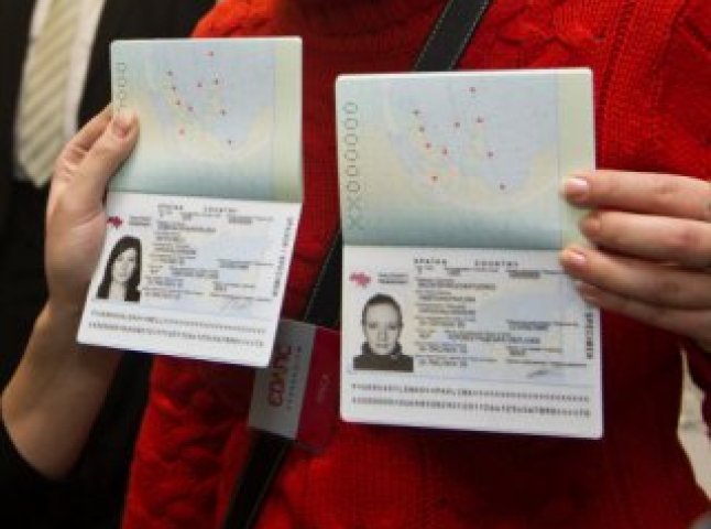 Переселенці із Криму в Закарпаття отримали перші закордонні паспорти