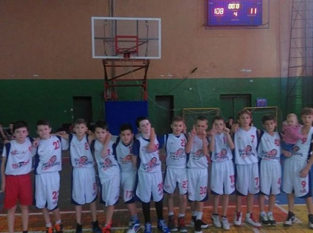 Юні ужгородські баскетболісти феєрично перемогли своїх однолітків