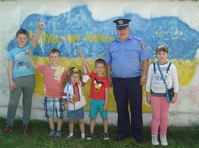 Мукачівські правоохоронці разом з дітьми намалювали карту України