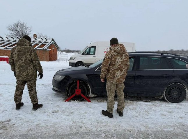 На кордоні з Угорщиною виявили викрадену машину