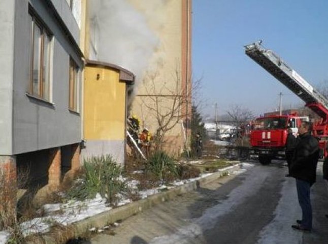 В Ужгороді горіла багатоповерхівка, через сильний дим люди не могли самостійно покинути власні оселі (ФОТО)