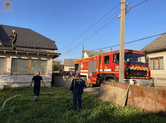 10 рятувальників гасили пожежу у закарпатському селищі