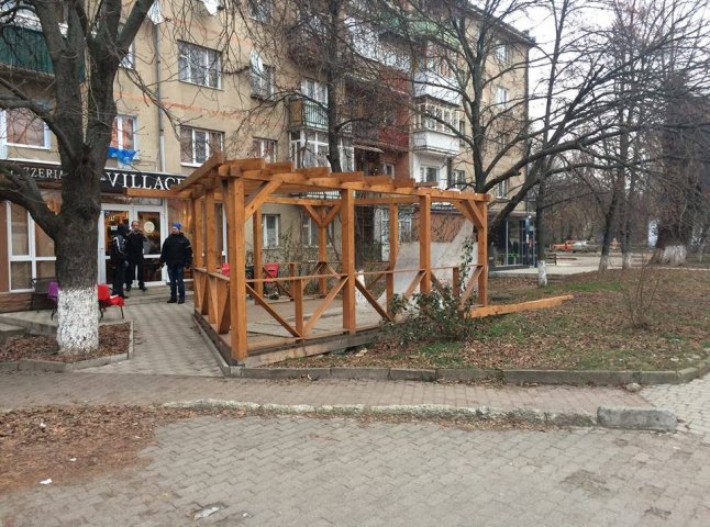 На вулиці Собранецькій ужгородські "муніципали" демонтували терасу